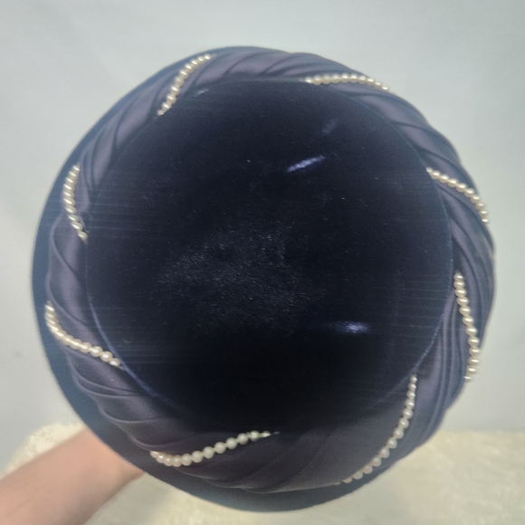 Vintage 1950s Navy Velvet Tilt Hat. Faux Pearl Trim Elegant Mad Men Church Hat main image 5